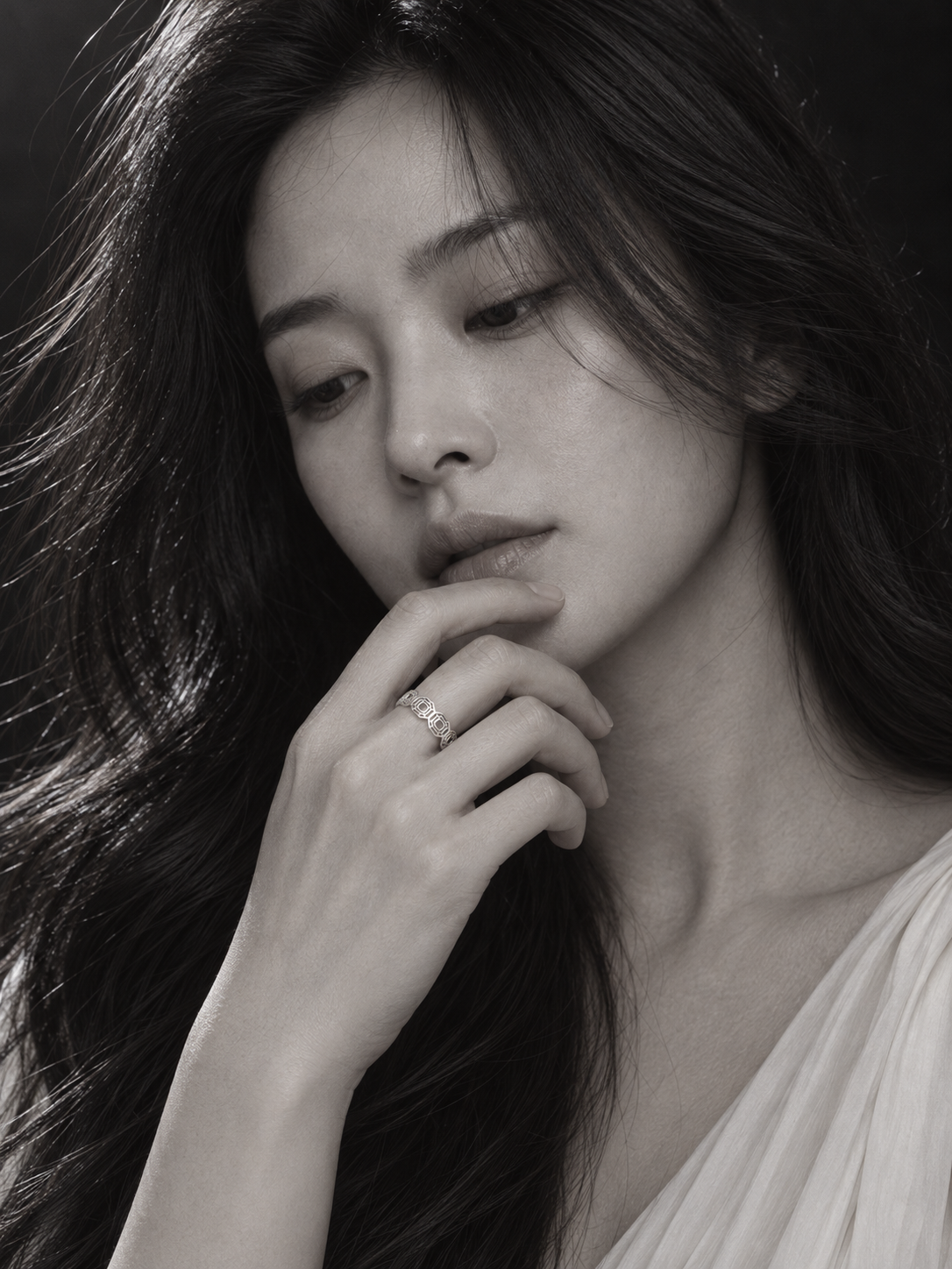손과 반지를 강조한 흑백 화보 · AI 연출 화보